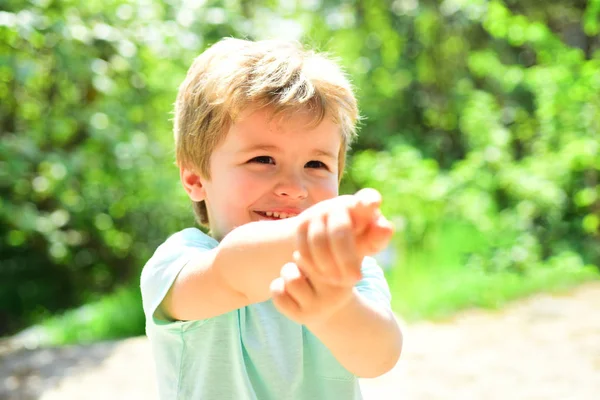 Cute child point at somewhere with the help of his finger. Happy child outside. Scincere cheerful emotions from kid. Summer walk on fresh air in forest. Active holidays with children — Stock Photo, Image