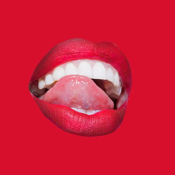 Sexy icono de labios rojos con seductor tounge aislado sobre fondo rojo. Seductora boca ladys, dientes blancos y labios rojos. Dientes blancos y sanos de mujer. Seducción de la joven dama. Boca femenina perfecta — Foto de Stock