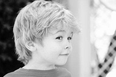 Sinsi zeki çocuk. Siyah beyaz portre güzel bir çocuğun. Çocuk isterdim. Çocuk portre. Yakışıklı genç.