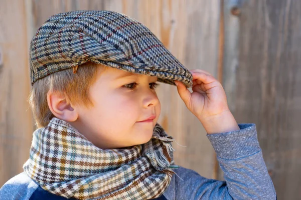 Modella per bambini. Che bel bambino. Il ragazzo col berretto. Concetto vintage per bambini. Elegante giovane uomo . — Foto Stock