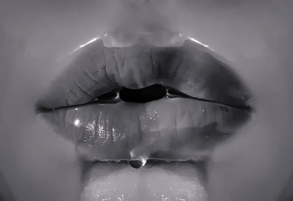 Hydraterende. Lippen meisje close-up. Aantrekkelijke vrouw in water. De oefeningen van het zwemmen in water met make-up. Reclame concept van waterdichte cosmetica. Duidelijke huid van mooi meisje mond. — Stockfoto