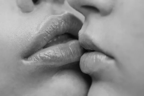 Frauenliebe. schöne Lippen von zwei Mädchen zusammen. Sanfter Kuss. lesbisch — Stockfoto
