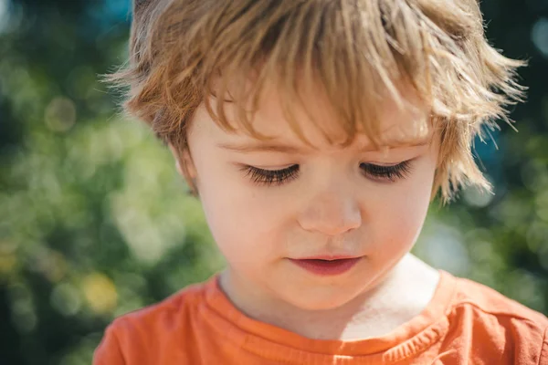 Kind gezicht close-up. Leuk portret. Preschool kind. Peuter. Emotioanl baby. Knappe jongen op groene achtergrond. — Stockfoto