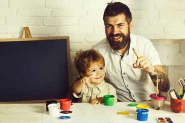 Çizim parmak. Yeşil nokta. Baba ve oğul parmak ile boyayın. Resim öğretmeni ve yetenekli çocuk öğrenci. Çocuk eğitimi.