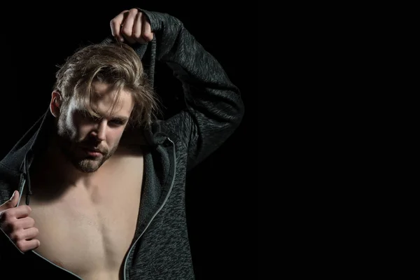 Hombre con el pecho desnudo en sudadera. Chaqueta para hombre atractivo, moda para hombre, ropa de moda. Barbudo joven guapo chico con una mirada erótica — Foto de Stock