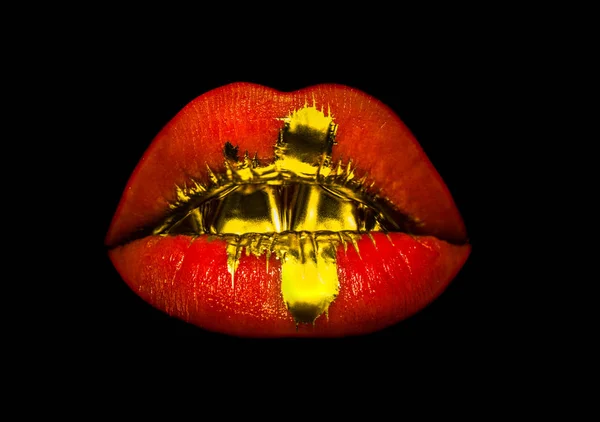 Lip fundo gotejamento, ouro em vermelho rosa lábios sensuais femininos isolados no fundo preto. Batom na moda, conceito de cosméticos. Dentes dourados e sexo oral, menina ou mulher maquiagem criativa. Glamour de luxo — Fotografia de Stock