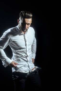 Seksi adam sabah ları giyinir. İşadamı beyaz gömlek ve siyah pantolon giyer. İşten önceki sabah, ofis çalışanı. Erkek modası