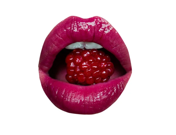 Frambuesas en boca sexy. Los labios femeninos y los dientes lamen comen las frambuesas rojas sabrosas. bayas de dieta, apasionado beso mamada concepto, sexo oral. Boca chica abierta con postre. Labios con lápiz labial rosa aislado — Foto de Stock