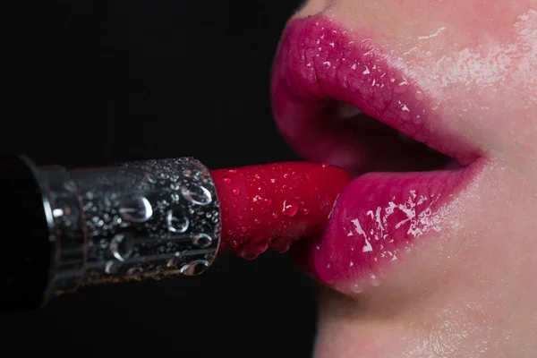 Glamour lápiz labial y sexy labios femeninos de chica o mujer. Labios húmedos y lápiz labial con gotas de agua, pasión, labios rosados y cosméticos rojos para la mujer moderna. Chica boca primer plano sobre fondo negro — Foto de Stock