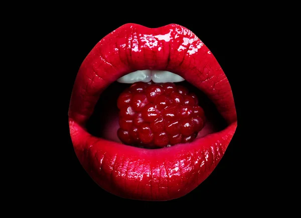 Mädchen Mund essen Himbeere Nahaufnahme auf schwarzem Hintergrund. sexy offenen Mund mit rotem Lippenstift, weiße Zähne. leckeres Essen, Himbeere. Ernährung und Vitamine, rote Beeren. verführerisches Mädchen, glänzender Lipgloss — Stockfoto