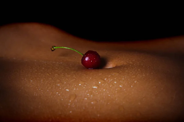 Cuerpo seductor. Una joven está comiendo cerezas. Bayas para una noche erótica. La chica se acuesta en la cama antes del sexo. Arte para el cuerpo. Mujer desnuda con una deliciosa baya. Alimentación y cuerpo —  Fotos de Stock