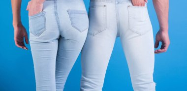 Kot moda her zaman modaya uygun. Erkek ve kadın mavi zemin üzerine beyaz kot pantolon. Güzel kot şekilleri vurgulamak. Kot herkes, her yaştan, her zaman tarzında. Çift göt tutan aşık