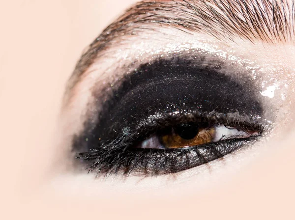 Maquillaje de ojos de mujer, hermoso ojo con sombras y hacer para los ojos, mirada lánguida, tentación, cejas irreconocibles pestañas, hermosa chica extremadamente cerca. Pasión y seducción sensual. Cosméticos — Foto de Stock