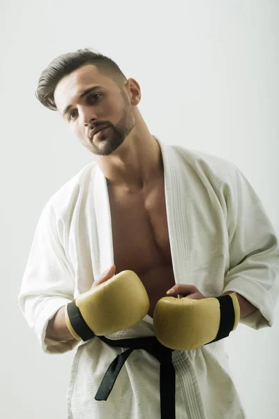 Sexy muž sportovec. Karate sport. Sexy chlap. Sportovní ikona. — Stock fotografie