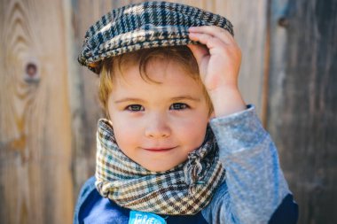 Genç çocuk bir takım, eski tarzı resim. Bahçe ahşap arka plan üzerinde çocuk. Eski moda. Okul çocuk.