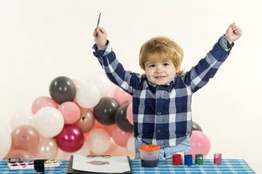 Mutlu yaratıcı çocuk. Küçük çocuk ve su renkleri. Doğum günü partisi. Okul çocuk.