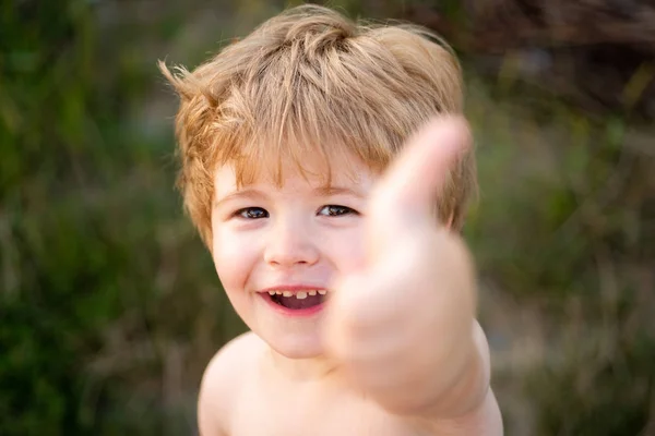 Gelukkig kind duimen opdagen. Knappe vrolijke 4 jaar oude jongen geven duimen omhoog in de camera als symbool van succes. Close-up van blonde schattige gelukkige jongen met grote glimlach. — Stockfoto