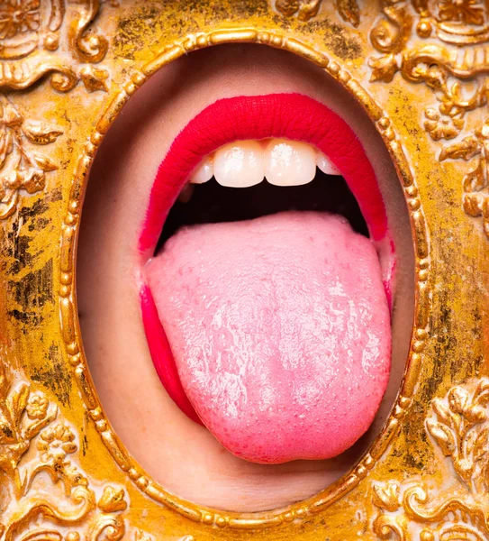 Zungenmund in Kunstrahmen. zeitgenössische Kunst und sexy weiblichen Mund. Goldene Ära in der Kunst. Teuer kreativ. Rote Lippen und weiße Zähne — Stockfoto