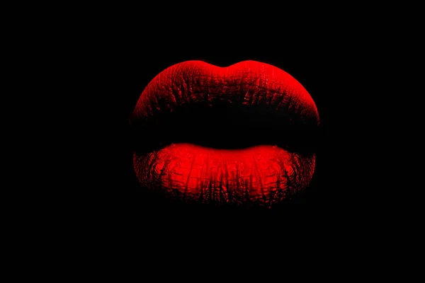 Rouge lèvres pleines sur fond noir. Les lèvres des femmes. Des lèvres pulpeuses comme un baiser. Rouge et boudeuse. érotique, sexe, tentation . — Photo