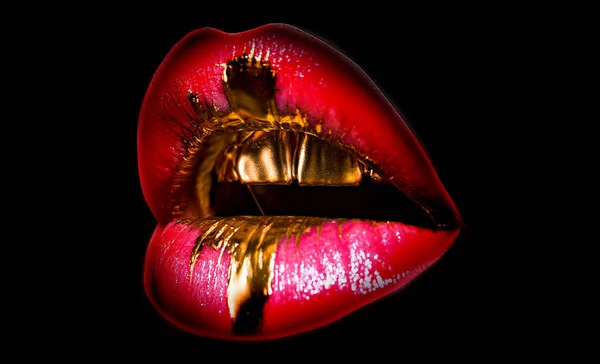 Smakelijke gouden lippen. Glanzende sexy mond. Dure make-up, rijk leven. Mond pictogram op zwarte achtergrond. De volledige vorm van lippen. Mode geïsoleerde vrouw. — Stockfoto