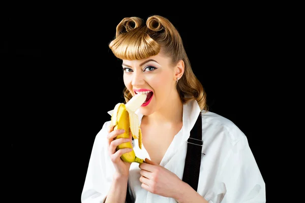 Жінка з банана. Банан в жіночий сексуальні рот. Задоволення і усні ласк. Секс blogger. Статеве виховання. Смачні фрукти в руках красива жінка з макіяж. — стокове фото