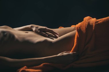 Erotik masaj. Kadın cinselliği. El ile uygulama. Vücut ve zevk. Samimi kaslar Masaj.