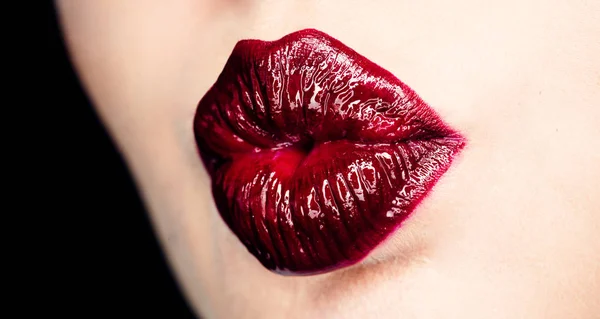 Amour et tendresse, un doux baiser. Lèvres rouge foncé. Le visage d'une femme se referme. Rouge à lèvres mode. Humeur musicale, icône du baiser. Cosmétiques fille . — Photo