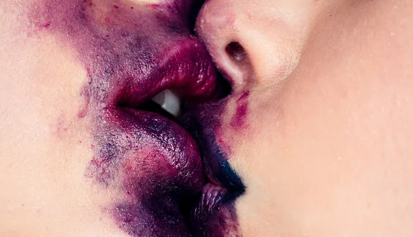 Lesbisches Paar küsst Lippen. leidenschaftliches Küssen. Lippenstift und Lipgloss. romantische schmutzige junge lesbische Paar küssen. — Stockfoto