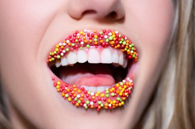 Kutlama. Doğum günü partisi. Doğum günün kutlu olsun. Tebrikler. Zevk, eğlence, mutlu kutlamak. Dudakları şeker ile.