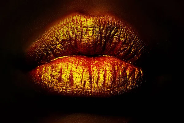 Lujosos labios dorados. Boca de mujer sobre fondo negro. Amor oscuro. Red oscura. Contenido prohibido. Labios sexy. Chica beso, tierno y pasión. Lápiz labial cosmético . —  Fotos de Stock