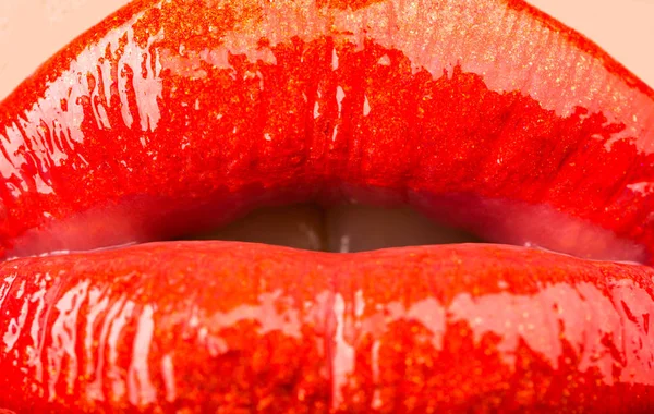 Lipgloss. Lápiz labial rojo de cerca. Boca femenina sexy. Labios y cosméticos. Una mujer sensual. Un beso y el amor de una joven. Maquillaje de botox . —  Fotos de Stock