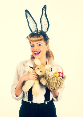 Mutlu Paskalya. Tavşan tavşanı kostümü. Tavşan kulakları ve boyama yumurtası ile gülümseyen kadın. Paskalya günü kavramı. Izole. Paskalya için yumurta. Sezon satışları. Reklam. Bahar satışı.