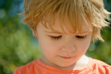 Utangaç. Mütevazı bebek. Duygusal bir yüz. Üzgün çocuk. Çocuk problemleri. Yetiştirme. Yalnızlık. Güzel çekim portre. Çocuklar yüz. Duyguları