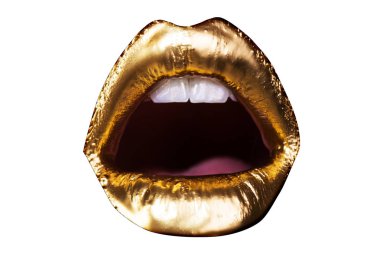 Seksi altın. Lüks dudaklar makyaj. Yaratıcı ruj ile altın dudaklar. Dudaklar ve genç kızın beyaz dişleri üzerinde altın boya. Seksi kadın ile duygular kadın açık ağız izole üzerinde beyaz arka plan.
