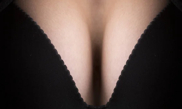 Femme avec de gros implants seins en soutien-gorge élégant. Mère Nature. Attractivité sexuelle et la beauté de belle femme avec de gros seins, clivage attrayant et decolletage. Ligne de soutien-gorge noir . — Photo