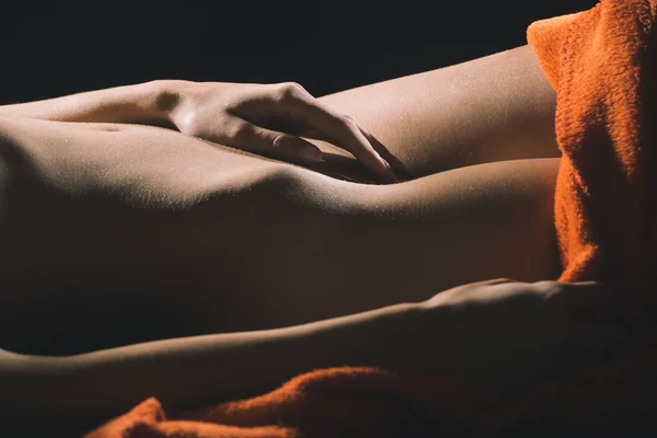 Masturbatie, vrouwelijk lichaam, hand op de vagina, lichaamsverzorging, aanbesteding vrouwelijke huid. Jonge vrouw ligt en geslachtsdelen aanraakt. Sexy vrouw rusten en het bestuderen van haar lichaam, seksualiteit en sensualiteit. Sensuele aanraking — Stockfoto