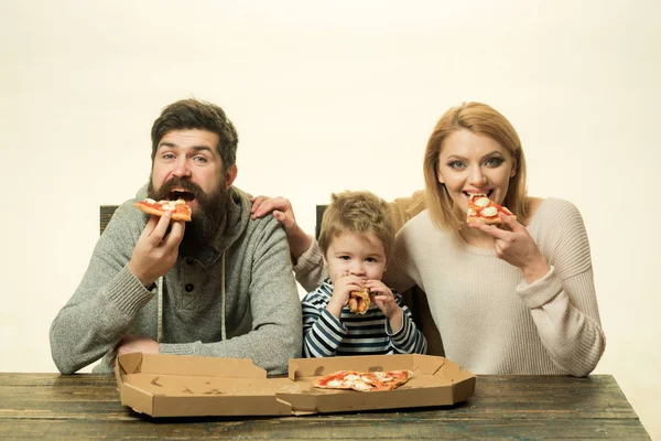 Rodzina pizzy. Matka, ojciec i dziecko, mały syn z rodzicami jedzenia pizzy. Rodzinna kolacja z mamą i tatą. Włoskiej partii. Smaczne pizze. Młoda rodzina z dzieckiem z obiadem — Zdjęcie stockowe