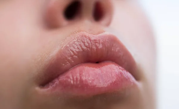 Usta. Szminka całować. Seksowne usta. Piękno zmysłowe usta. Wtrysk wlewu. Perfekcyjna koncepcja skóry twarzy w ustach. Zabiegi kosmetyczne. Idealny naturalny makijaż. — Zdjęcie stockowe