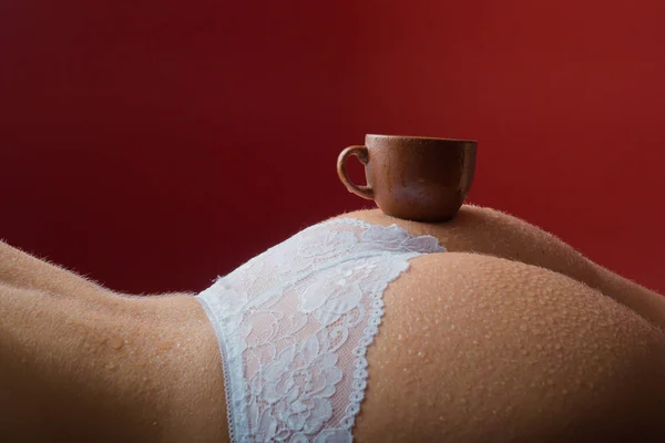 Caffè sexy. Una tazza di caffè sulle natiche nude femminili. Culo sexy. Una ragazza beve caffè. Servizio o servizio di scorta. Buongiorno. . — Foto Stock