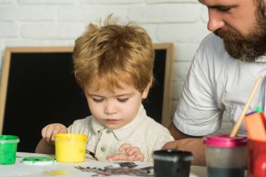 Çizim öğretmeni. Sanat Okulu. Yetenekli çocuk. Eğitim, yaratıcılık. Sakallı öğretmen çocuğa bakacak. Çizim dersleri.