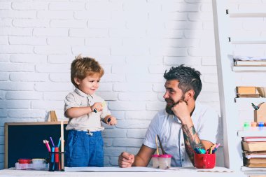 Baba oğul birlikte oyun, çocuk, çizim ve eğitim için oyun geliştirme, baba küçük çocuk öğretir. Hafta sonu ve serbest zaman, Aile ile zaman, ebeveyn ile mutlu çocukluk. Sevinç babalık