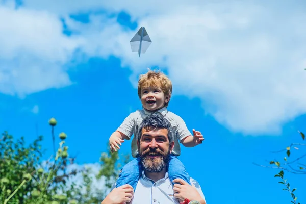 Ευτυχισμένος πατέρας με γιο που παίζει με το αεροπλάνο. Ονειρέψου να γίνεις πιλότος. Ο πατέρας με το παιδί έχει διασκεδαστική χαρά στη φύση την ημέρα. Αγόρι με αεροπλάνο που κάθεται στους ώμους του πατέρα στο πάρκο. Οικογενειακά ταξίδια — Φωτογραφία Αρχείου