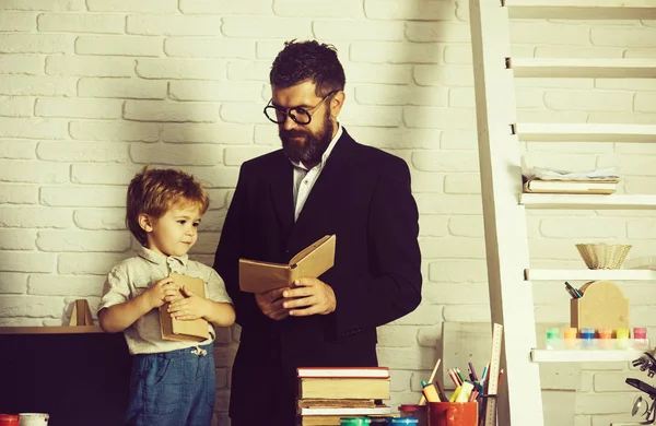 Okulda öğretmen olan öğrenci. Baba ve oğul yeni bilgi ve beceriler için çalışma. Okula geri dön.