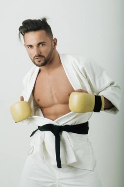 Çekici boksör göğsünü şeritleri. Sporcunun güzel bronzlaşmak. Güçlü erkek vücudu. Cesur savunucularımız. Atlet onun kimono alır. Mans vücut kasları.