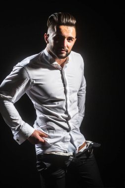 İş adamı işi için giyiniyor. İnsanlar, iş, moda ve giyim konsepti. Evde gömlek soyunma adam yakın