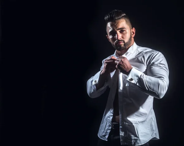 El hombre de negocios piensa por la mañana. Hombre blanco con camisa blanca sobre fondo negro. Joven empresario atractivo pensando antes del trabajo. Sueño de éxito — Foto de Stock