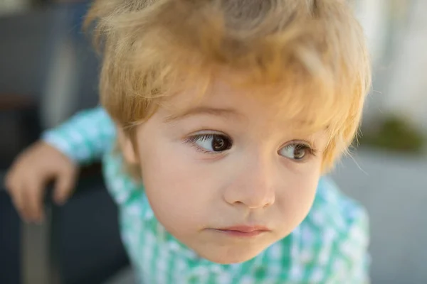 Śliczne dziecko z dużymi oczami. 4-5 rok chłopiec. Portret młodego cute dzieciaku. Smutne dziecko. Emocje frustracji. Dzieciństwo i wychowywanie. Piękna twarz dziecka. Przedszkole i maluch — Zdjęcie stockowe