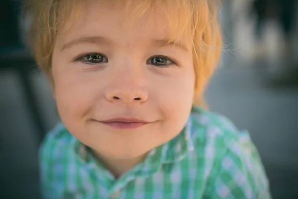 Dulce sonrisa, niño sonriendo a la cámara, niño feliz está en vacaciones con amor mirando a la cámara. Feliz infancia y emociones positivas. Muchacho amable, amor al niño. Cara divertida de lindo retrato de niño —  Fotos de Stock