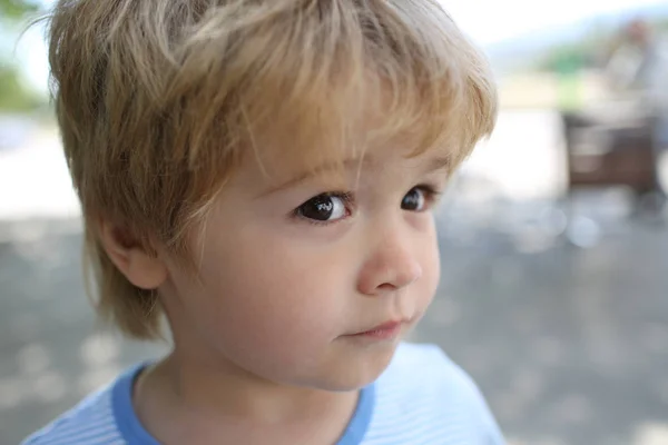 Diffidenza, occhi curiosi di bambino, emozioni per bambini su un bel faccino. Infanzia e sentimenti da bambino. Adorabile bel ragazzo con sguardo a sorpresa. Faccia emotiva pensierosa, il bambino pensa a — Foto Stock