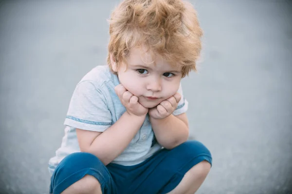 Pensamiento, pensamientos, emociones. Adorable niña. Retrato infantil. Niños caprichosos. Chico deprimido. Comportamiento insociable y niño solitario. Piensa solo. Niña inteligente y reflexiva . — Foto de Stock